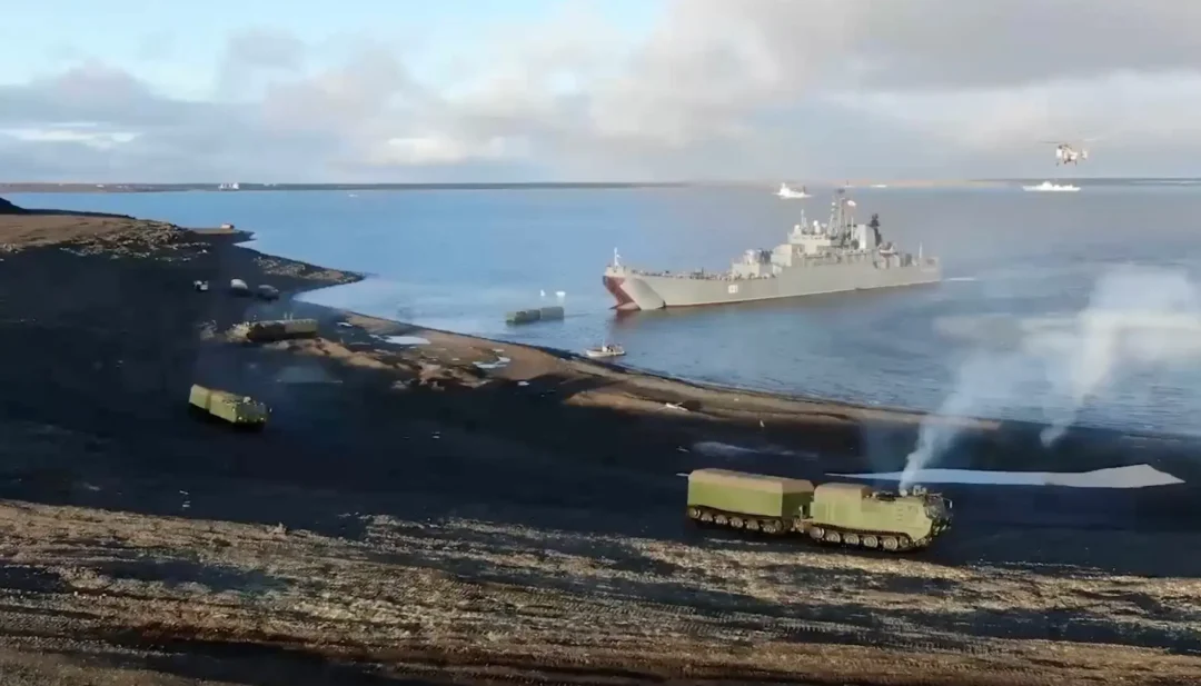 Figure 1: Image of Russian troops and equipment, during ZAPAD 2025, conducting a tactical landing on Alexandra Island in the Arctic Ocean. Source: thebarentsobserver.com